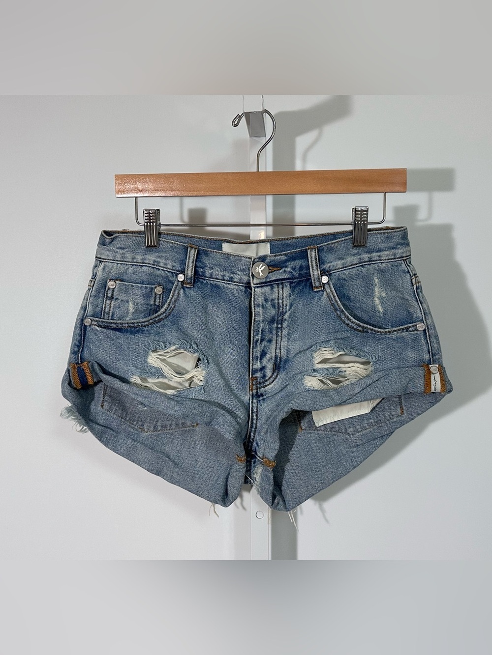 OneTeaspoon Bandits Denim Shorts Women’s 26 Distressed Low Rise Cuffed Festival - Picture 2 of 6